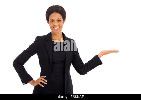 Piuttosto di mezza età imprenditrice africana presentando su sfondo bianco Foto Stock