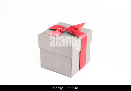 Confezione regalo con nastro rosso Foto Stock
