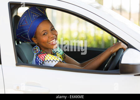 Bella giovane donna africana alla guida di una macchina Foto Stock