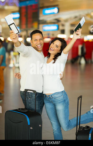 Allegro giovane che va in vacanza in aereo Foto Stock