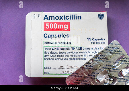 Amoxicillina - prescrizione di antibiotici per uso orale - box e capsule. Foto Stock