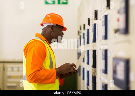 Professional potenza africana azienda lavoratore tecnico nella sala di controllo Foto Stock