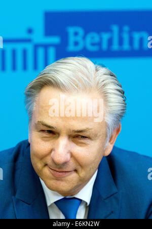 Di Berlino che disciplinano il sindaco Klaus Wowereit (SPD) sorrisi in occasione di una conferenza stampa presso il Red Municipio di Berlino, Germania, 26 agosto 2014. Wowereit dichiara le sue dimissioni a questa conferenza stampa. Foto: MAURIZIO GAMBARINI/DPA Foto Stock