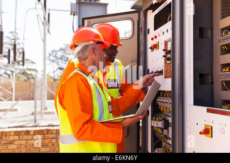 Professional ingegneri elettrici di regolazione delle impostazioni del trasformatore Foto Stock