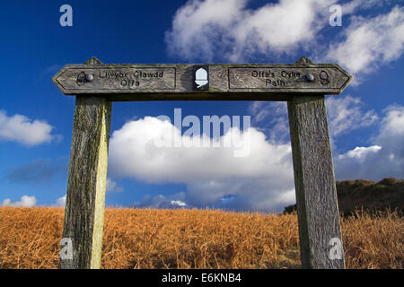 Offa's Dike segno percorso scritto in inglese e gallese. Foto Stock