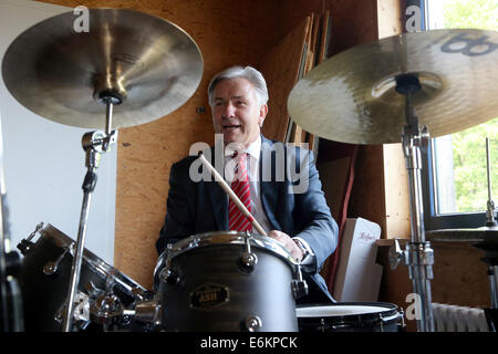 (FILE) - Un archivio foto, datata 15 maggio 2014, mostra che disciplinano il sindaco di Berlino Klaus Wowereit (SPD), suonando la batteria in un centro giovanile in Germania Berlinm. Wowereit sarà ufficialmente dimettersi come sindaco di Berlino il 11 dicembre 2014. Foto: Wolfgang Kumm/dpa Foto Stock