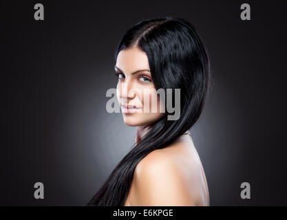 Giovane bellezza con lunghi capelli scuri Foto Stock