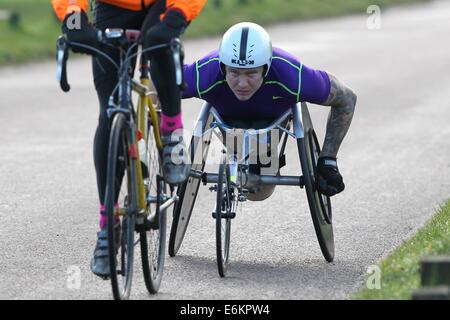 British paralimpico atleta di sedie a rotelle, David Weir formazione in Richmond Park in preparazione per il 2014 Maratona di Londra. Ha vinto un totale di sei medaglie d'Oro al 2008 e 2012 Giochi paralimpici di Pechino e rispettivamente di Londra e London Maratho Foto Stock