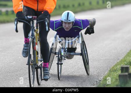 British paralimpico atleta di sedie a rotelle, David Weir formazione in Richmond Park in preparazione per il 2014 Maratona di Londra. Ha vinto un totale di sei medaglie d'Oro al 2008 e 2012 Giochi paralimpici di Pechino e rispettivamente di Londra e London Maratho Foto Stock