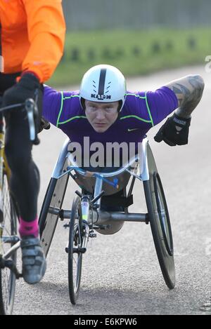 British paralimpico atleta di sedie a rotelle, David Weir formazione in Richmond Park in preparazione per il 2014 Maratona di Londra. Ha vinto un totale di sei medaglie d'Oro al 2008 e 2012 Giochi paralimpici di Pechino e rispettivamente di Londra e London Maratho Foto Stock