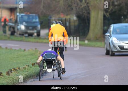 British paralimpico atleta di sedie a rotelle, David Weir formazione in Richmond Park in preparazione per il 2014 Maratona di Londra. Ha vinto un totale di sei medaglie d'Oro al 2008 e 2012 Giochi paralimpici di Pechino e rispettivamente di Londra e London Maratho Foto Stock