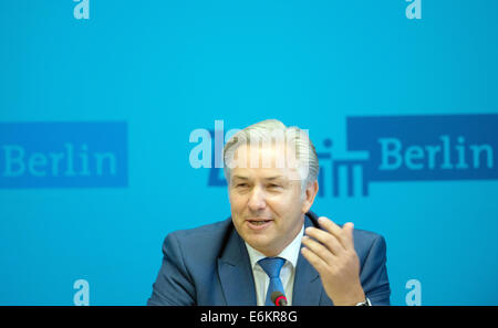 Berlino, Germania. 26 Ago, 2014. Di Berlino che disciplinano il sindaco Klaus Wowereit (SPD) sorrisi in occasione di una conferenza stampa presso il Red Municipio di Berlino, Germania, 26 agosto 2014. Wowereit dichiara le sue dimissioni a questa conferenza stampa. Foto: MAURIZIO GAMBARINI/DPA/Alamy Live News Foto Stock