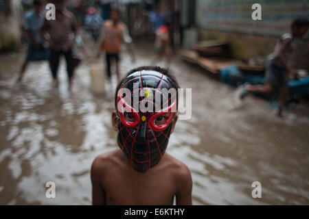 Dacca in Bangladesh. 26 Ago, 2014. Bambini wade attraverso l acqua in un invaso street dopo una pioggia pesante a Dhaka.degli abitanti della città soffrono a causa del ristagno di acqua di pioggia come gli scarichi e sistema di scarico delle acque reflue sono poveri e la mancanza di manutenzione.Dacca è la seconda più vulnerabili alla città di gravi inondazioni tra nove città costiere di tutto il mondo e rimarrà tale fino al 2100 a meno che le misure volte a contrastare la minaccia sono presi, suggerisce uno studio internazionale Credito: Zakir Hossain Chowdhury/ZUMA filo/Alamy Live News Foto Stock