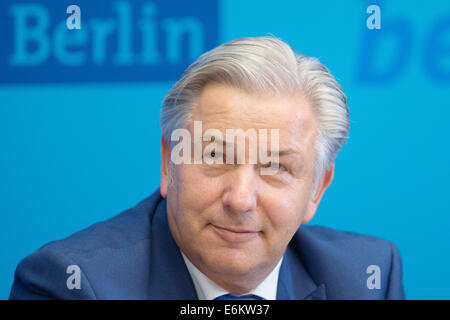 Berlino, Germania. 26 Ago, 2014. Di Berlino che disciplinano il sindaco Klaus Wowereit (SPD) sorrisi in occasione di una conferenza stampa presso il Red Municipio di Berlino, Germania, 26 agosto 2014. Wowereit dichiara le sue dimissioni a questa conferenza stampa. Foto: MAURIZIO GAMBARINI/DPA/Alamy Live News Foto Stock