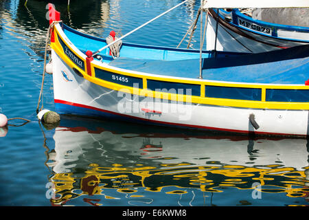 Occhio di Osiride Luzzus Malta Msida Creek Valletta barche da pesca Foto Stock