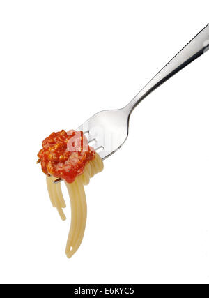 In prossimità di una forcella di argento con bolognese e spaghetti isolato su bianco Foto Stock