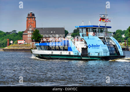 Hafenfähre an der Lotsenstation Seemannshöft in Finkenwerder, Amburgo, Deutschland, Europa Foto Stock