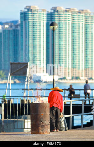 La masterizzazione di canna. Cinese detergente per strada la combustione dei rifiuti in un tamburo di petrolio sul punto nord del molo, Hong Kong. Foto Stock