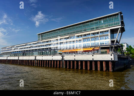 Altes Fährterminal am Edgar-Engelhard-Kai a Altona Amburgo, Deutschland, Europa Foto Stock