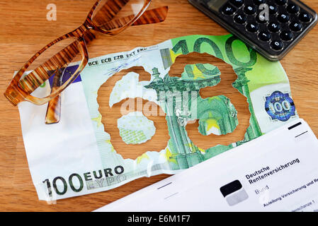 Hundert-Euro-Schein mit herausgerissener Zahl 63, Rente mit 63 Foto Stock