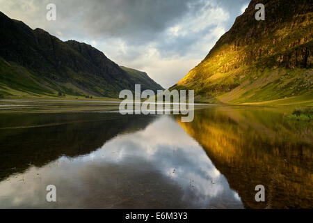 Luce dorata colpisce le sponde del Loch Achtriochtan Foto Stock