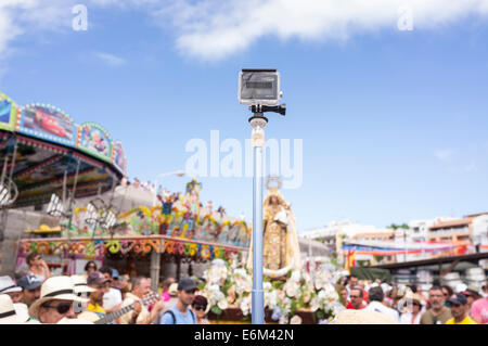 GoPro telecamera di registrazione sopra le teste della folla. Il Nuestra Señora del Carmen e San Juan Bautista effigi sono prese a T Foto Stock