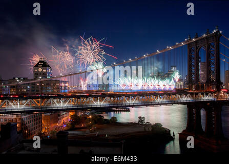 Macy's quarta di luglio Fireworks visto attraverso Manhattan Bridge, vista dal tetto di Brooklyn, Luglio 4th, 2014 East River, NYC. Foto Stock