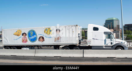 Marca Chiguita 18 wheeler trattore camion con rimorchio sulla I-95 Sud di New Haven, CT. Foto Stock
