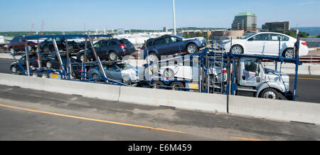 Auto vettore rimorchio per trattore con nuove automobili Subaru sulla I-95 Sud di New Haven, CT. Foto Stock