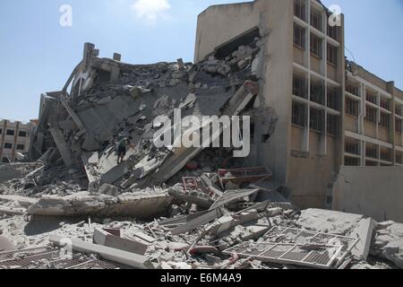 La città di Gaza, Striscia di Gaza, Territori palestinesi. Xviii Nov, 2013. Una vista generale delle macerie di una scuola che testimoni ha detto è stato colpito da un attacco aereo israeliano che ha distrutto gran parte di essa, nella Striscia di Gaza City il 26 agosto 2014. Incursioni aeree israeliane lanciate prima dell'alba il martedì hanno ucciso due palestinesi e distrutto gran parte di uno di Gaza più alti appartamento e edifici per uffici, l'impostazione off grandi esplosioni e ferendone venti persone, sanità palestinese hanno detto i funzionari. Israele ha avuto un immediato commentare gli attentati che hanno avuto luogo come mediatori egiziano intensificato gli sforzi per raggiungere un cessate il fuoco sfuggente alla fine se Foto Stock