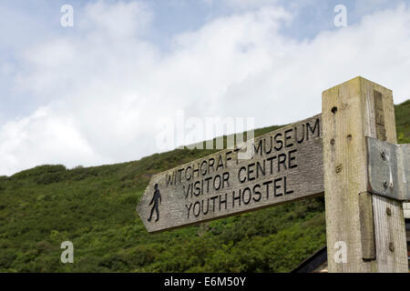 Segno posto per il museo della stregoneria Boscastle Cornwall Inghilterra REGNO UNITO Foto Stock