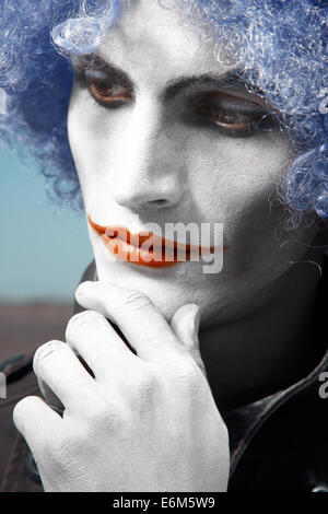 Malinconici clown con parrucca blu. Verticale ritratto colorato Foto Stock