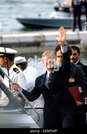 Il presidente Jimmy Carter onde alle persone in balconi lungo i canali di Venezia sul modo di vertice economico. 1980. Foto Stock