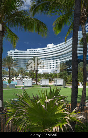 PALM TREES FONTAINEBLEAU HOTEL (©MORRIS LAPIDUS 1954) MIAMI BEACH FLORIDA USA Foto Stock