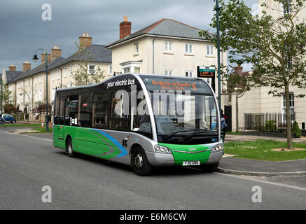 Il bus elettrico in Poundbury station wagon, Dorchester, Dorset. Foto Stock