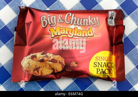 Grande e chunky Maryland e latte al cioccolato scuro chunk cookie Foto Stock