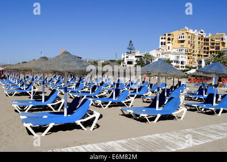 Svuotare i lettini prendisole sulla spiaggia di Cabopino Foto Stock