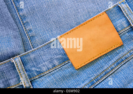 Jeans blu con etichetta vuota per il proprio testo Foto Stock