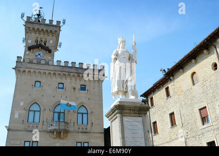 Palazzo Pubblico e la Statua della Libertà a San Marino. Italia Foto Stock