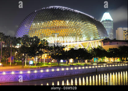 Teatri Esplanade sulla Baia di Singapore. Esplanade theatre è un edificio moderno per il musical,Galleria d'arte e concerti. Foto Stock