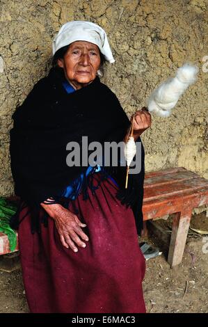 La filatura della lana in Cruzpata - CHACHAPOYAS . Dipartimento di Amazonas .PERÙ Foto Stock