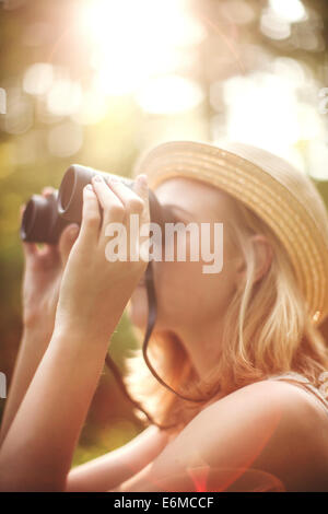 Giovane donna in foresta Foto Stock