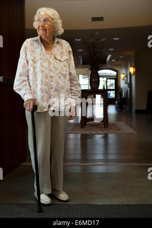 Donna anziana in una casa di riposo Foto Stock