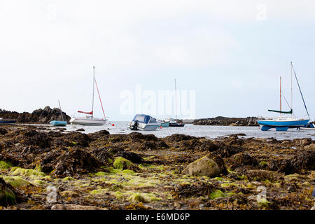 Barche a vela e da pesca ormeggiate in barca baia, Rhosneigr spiaggia, Anglesey, Galles del Nord, Gwynedd Foto Stock