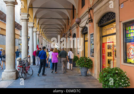 Negozi in un portico lungo la Via Emilia nella storica città vecchia, Modena, Emilia Romagna, Italia Foto Stock
