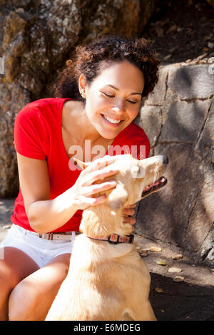 Donna con cane in cortile Foto Stock