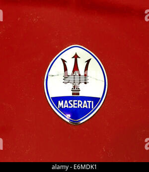 Maserati badge su una vettura da corsa nel Museo Enzo Ferrari a Modena, Italia Foto Stock