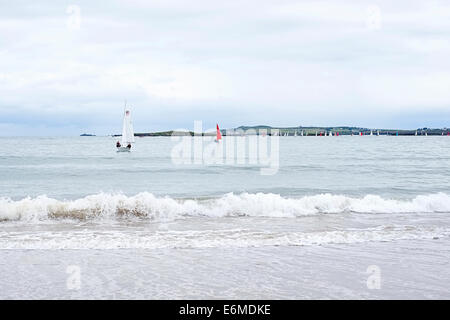 Barca a vela durante la settimana di gara, Rhosneigr, Anglesey, Galles del Nord, Regno Unito Foto Stock