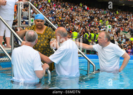 Battesimo Testimone di Geova convenzione di Londra Twickenham Stadium di Londra 2014 Foto Stock