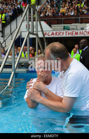 Battesimo Testimone di Geova convenzione di Londra Twickenham Stadium di Londra 2014 Foto Stock